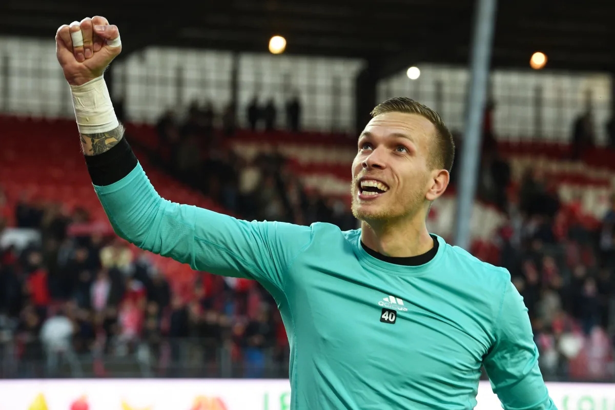 Aston Villa reach agreement with Brest over Marco Bizot