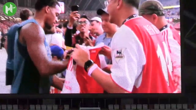 Arsenal stars sign autographs for fans in Singapore after open training