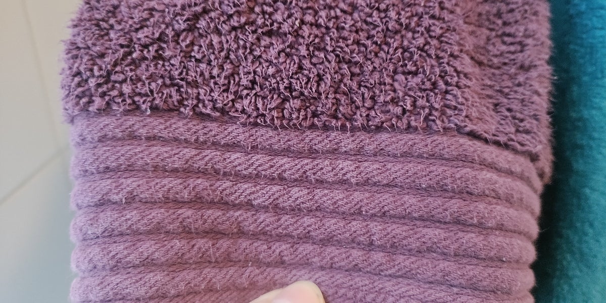 People Are Just Realising What The Non-Fluffy Stripes On Towels Are For, And I Had No Clue