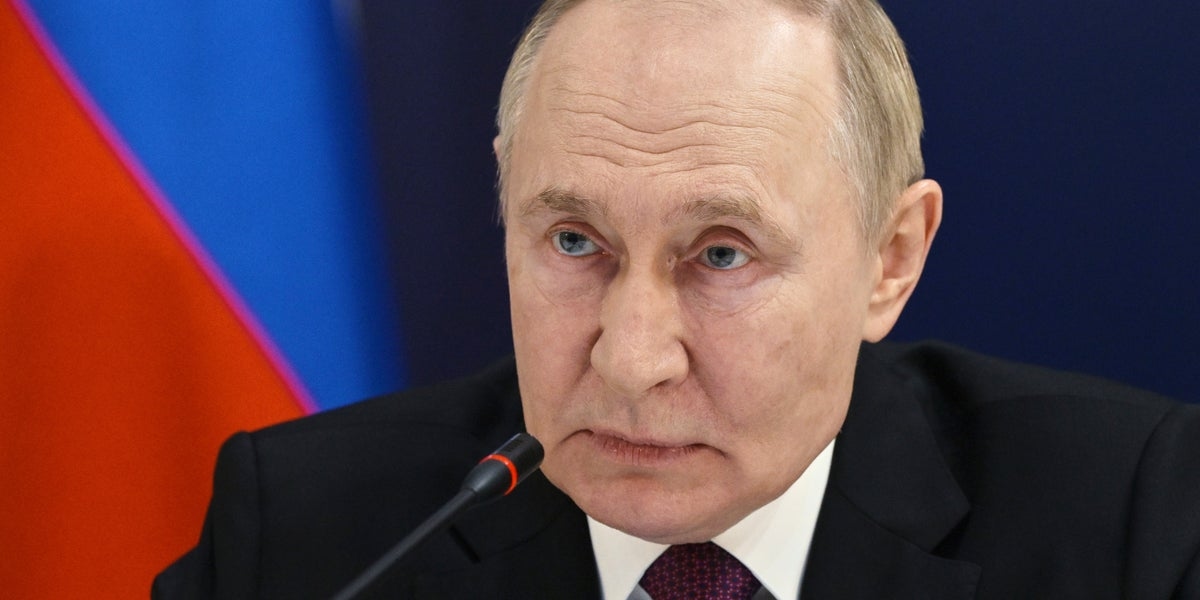 Putin Is Tightening His Grip On Russia's Internet With Dramatic New Tactic, UK Says