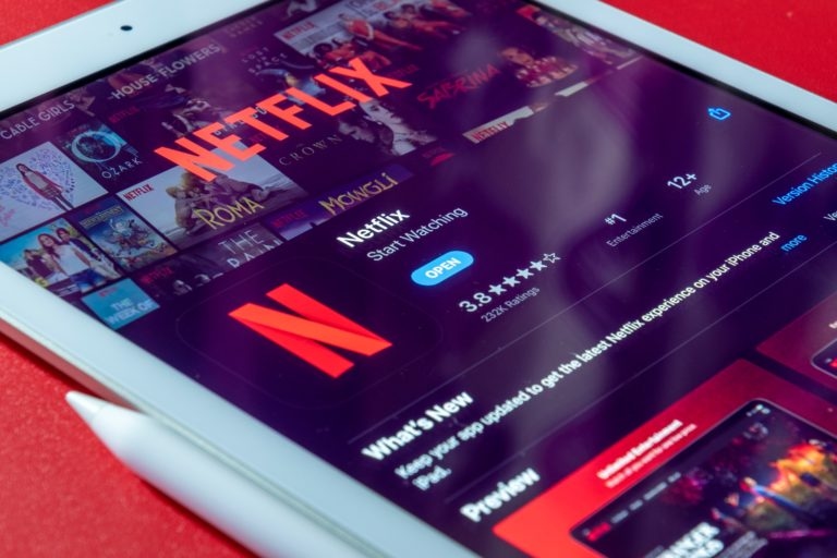 Analyst Highlights Netflix's (NFLX) ‘Biggest Advantage' – Can The Stock Keep Rising Amid Competition?