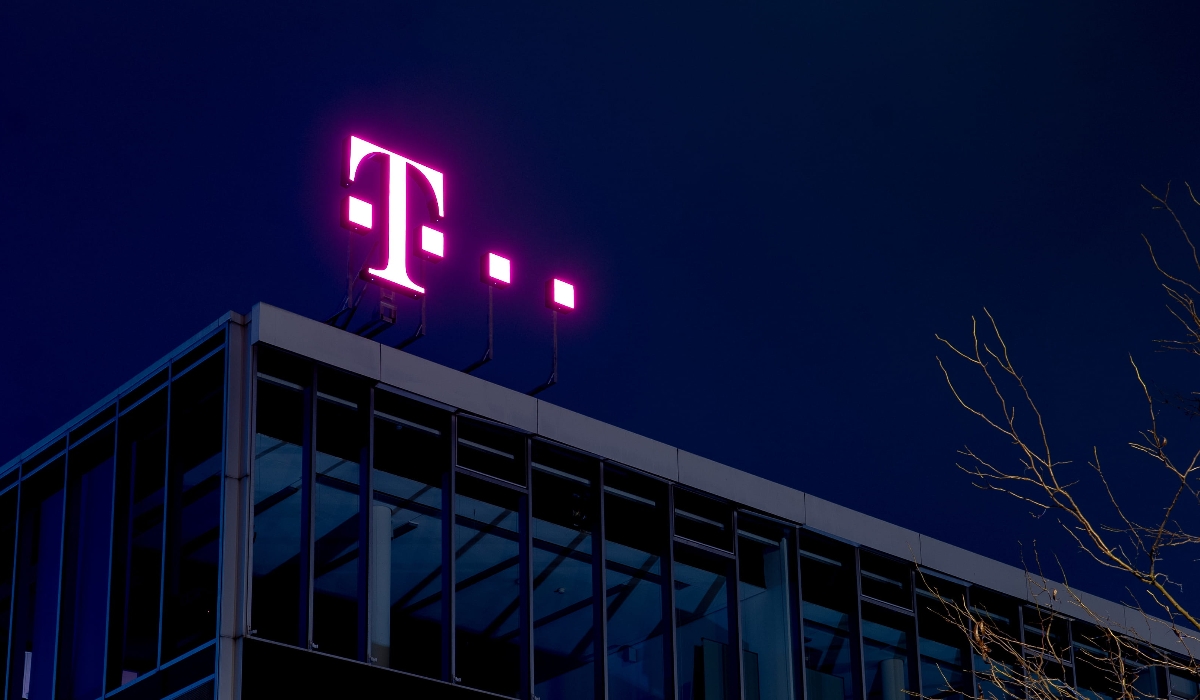 T-Mobile US (TMUS) Expands 5G and Fiber Network, Announces Dividend for 2025