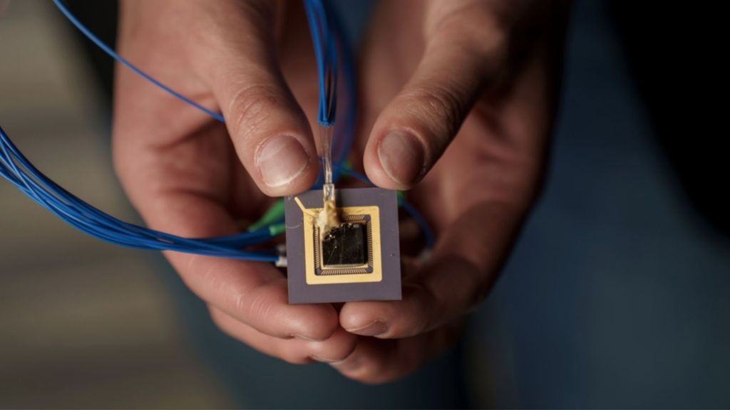 MIT student builds pocket-sized 3D printer that uses light to create objects in secs