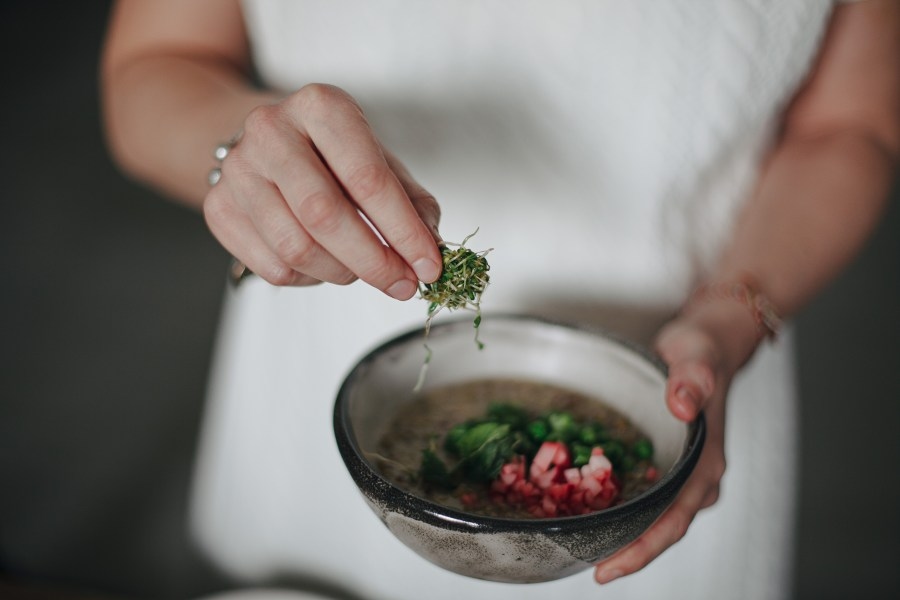10 tips to keep your 2025 health, weight goals with microgreens