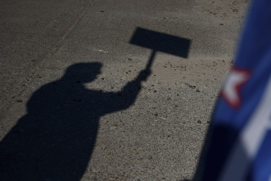 Hundreds show up at immigrant rally in Springdale