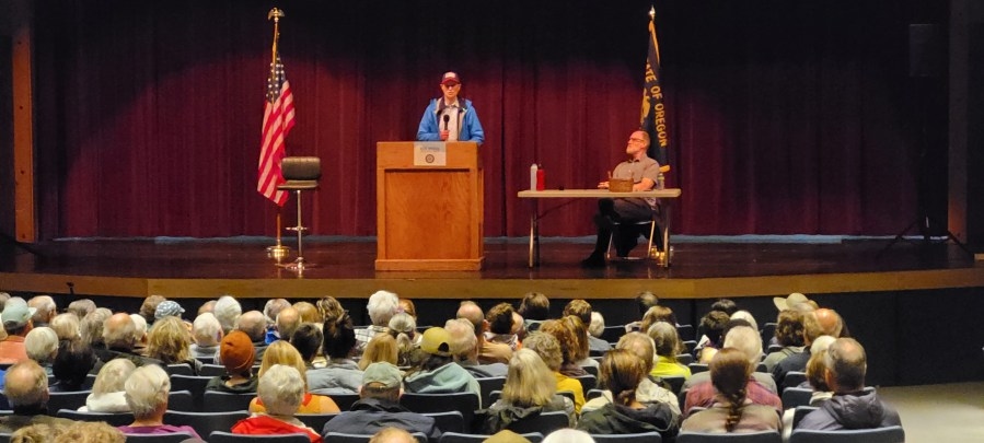 Wyden in Hood River: ‘Very concerned' about Mideast war