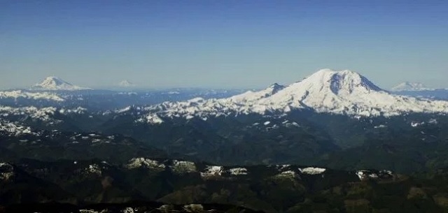 Hundreds of small earthquakes recorded in Mount Rainier swarm for first time since 2009