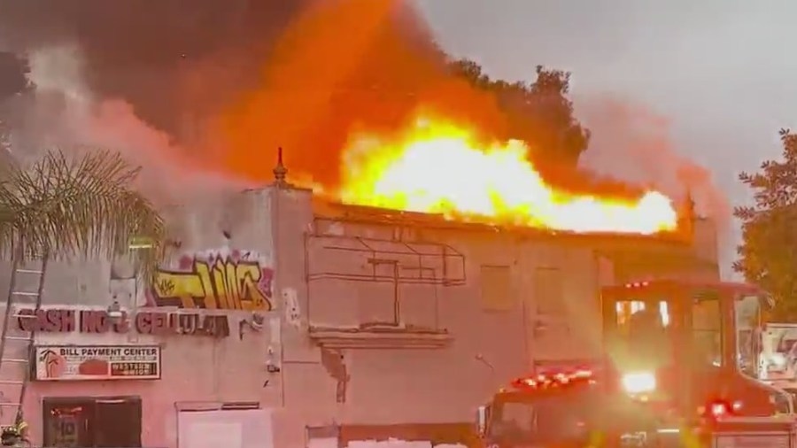Abandoned building fire in San Diego burns for over an hour