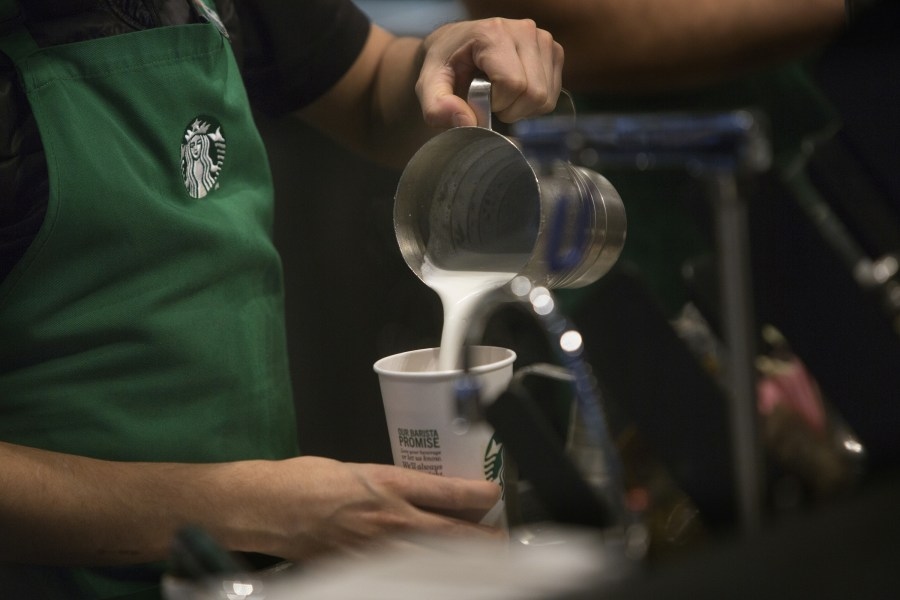 Starbucks offering free refills to all customers, bringing back condiment bar