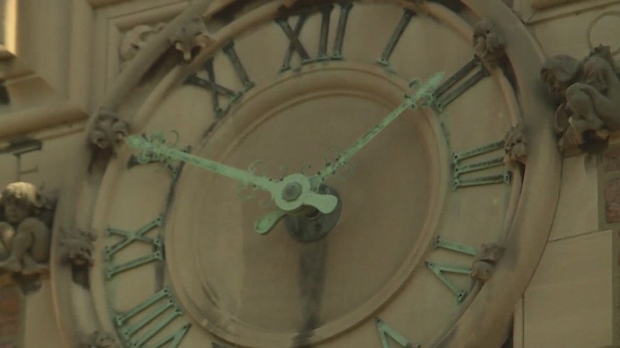 Illinois lawmakers renew push for permanent daylight saving time