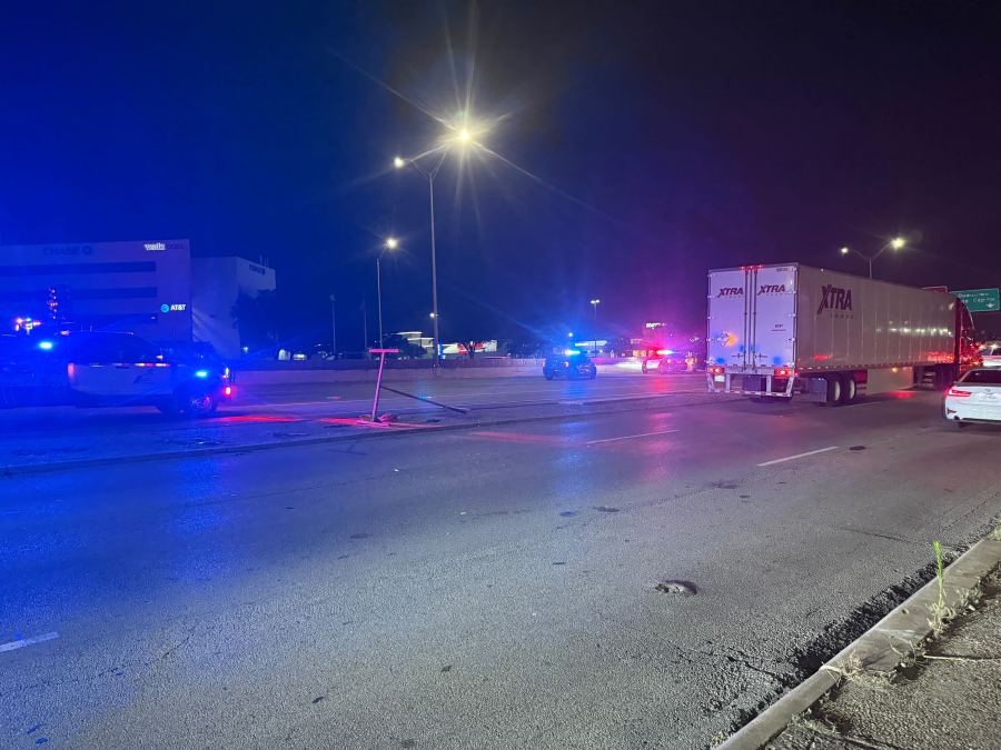 Crash shuts down all lanes of I-35 southbound near 51st Street