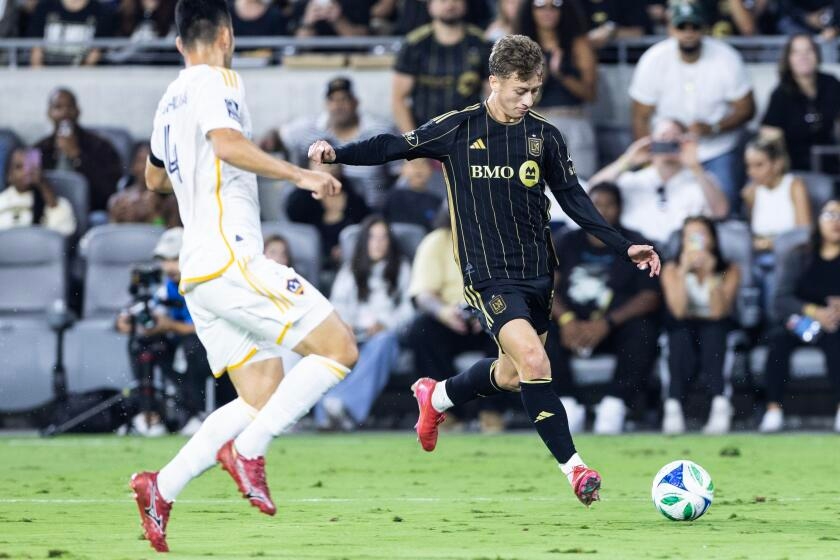 Galaxy scores in final minute to force draw with LAFC in tense El Tráfico contest