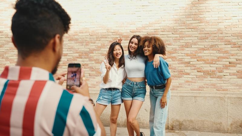 How to Take Truly Great Photos of Your Friends