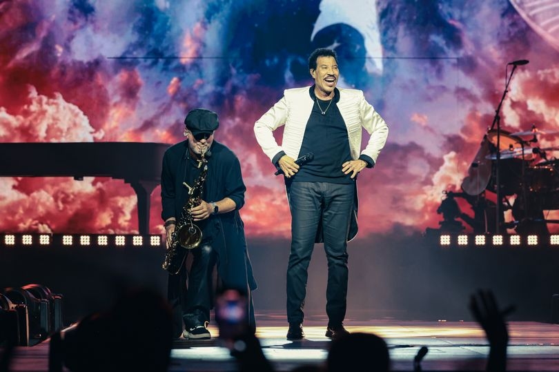 Lionel Richie stops Co-op Live show for Manchester revelation as thousands enjoy iconic hits