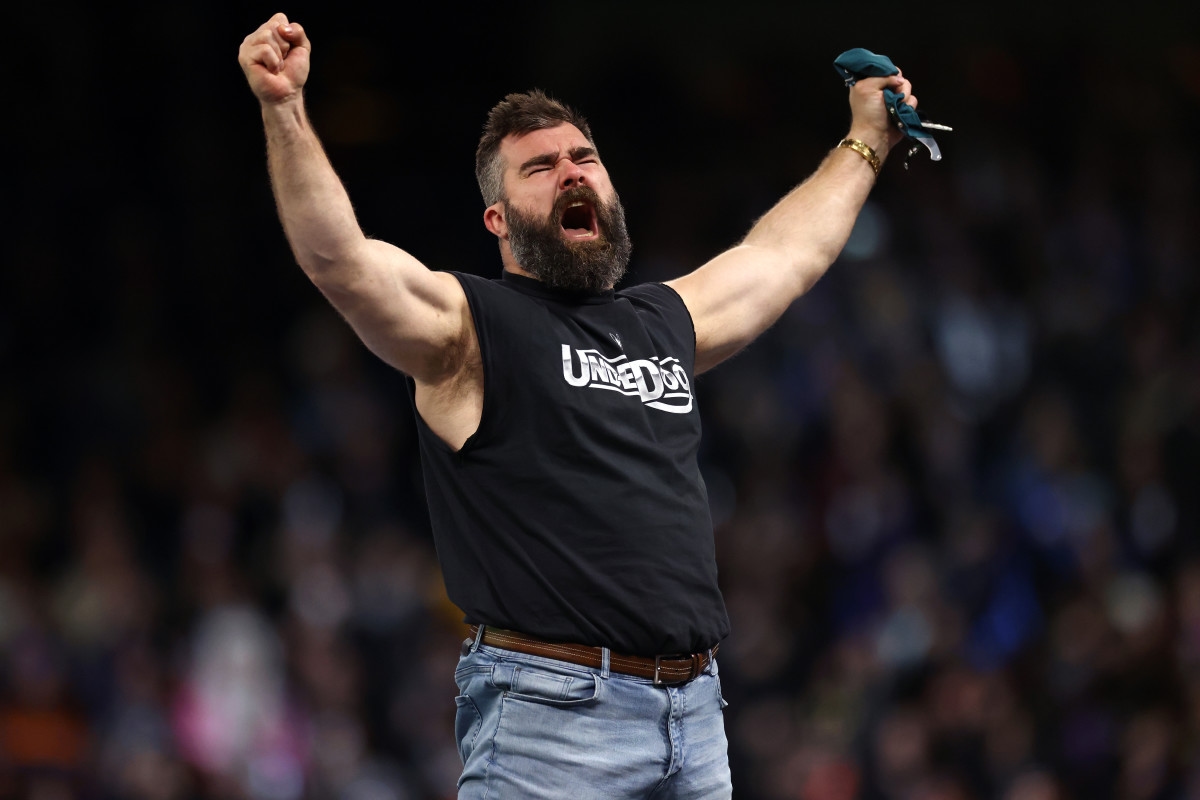 The Science-Backed Workout Jason Kelce Is Using to Build Muscle and Lose Fat