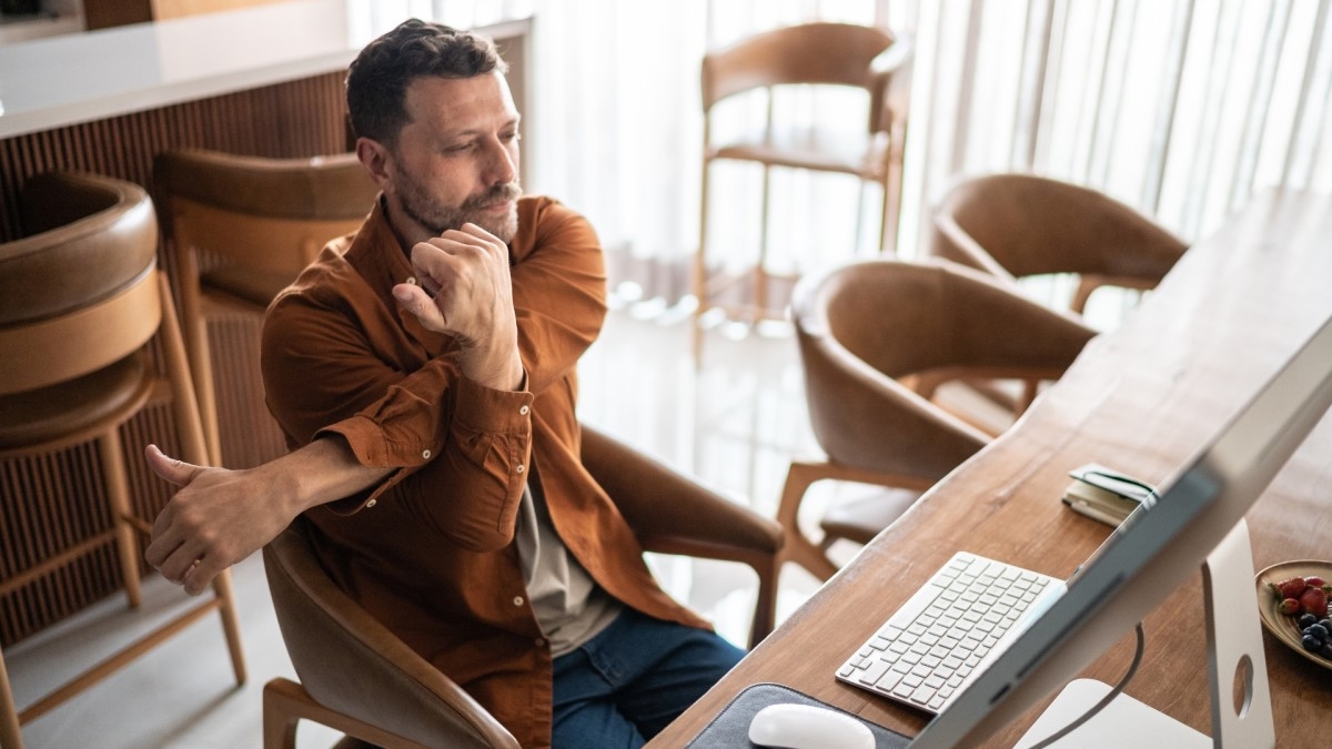 5 Simple Stretches to Combat Desk-Induced Stiffness