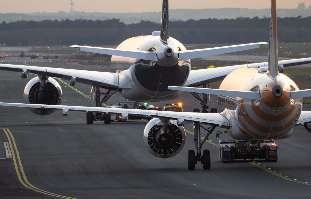 Don't Wear These Things If You Want to Survive a Plane Crash. Expert Warns