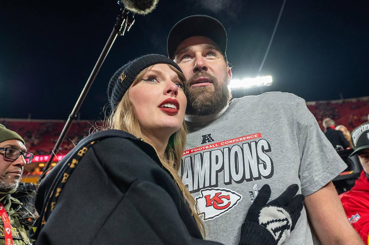 Travis Kelce Admits There's 1 Bathroom Downside to Dating Taylor Swift
