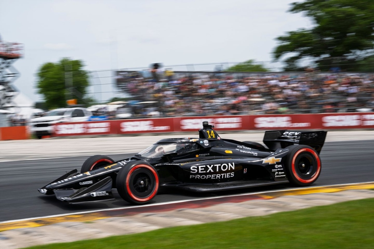 Santino Ferrucci hangs on for IndyCar podium, celebrates with beer from a fan