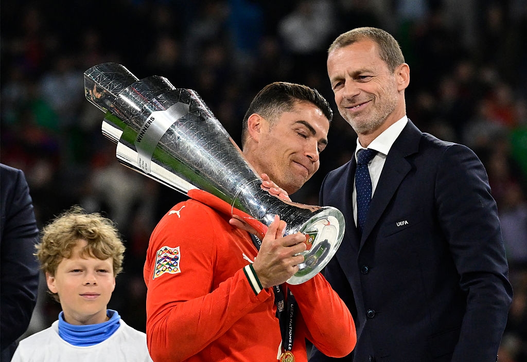 🎥 Looking sharp! Superfan shows off special Ronaldo shirt