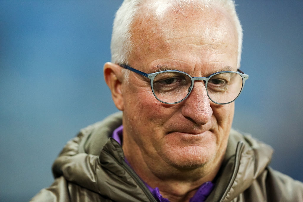 Unusual protest: Dorival Jr offers GLASSES to the fourth official 📹