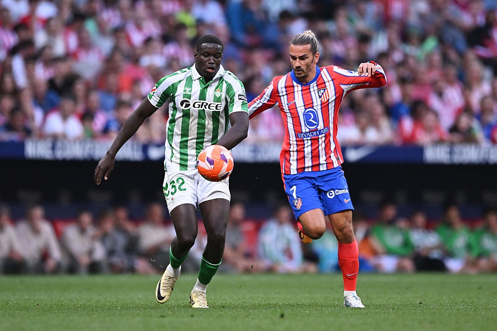 The strange reason holding up Mendy's move to PSV