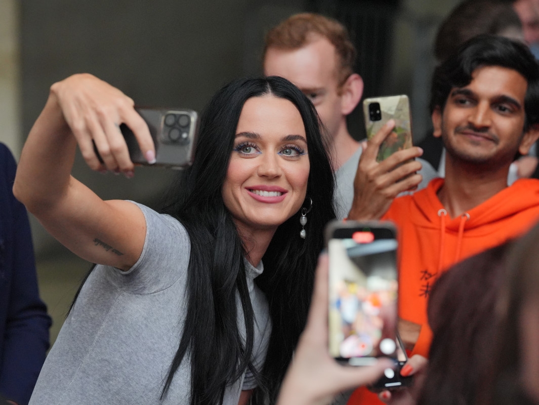 Pop Star Makes Young Fan's Dream Come True on Stage in Moment of Pure Sweetness