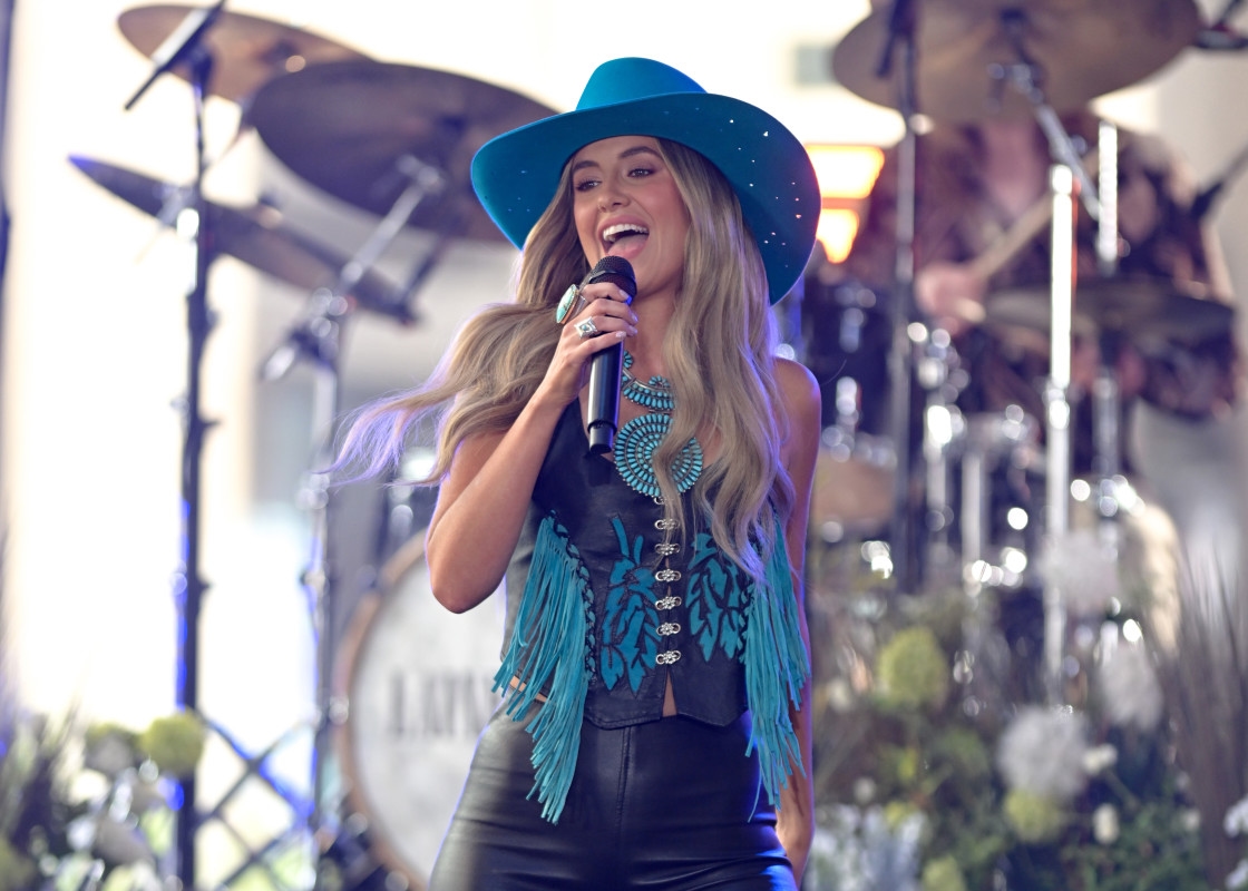 Lainey Wilson's Surprise Concert Moment with Fan Goes Viral