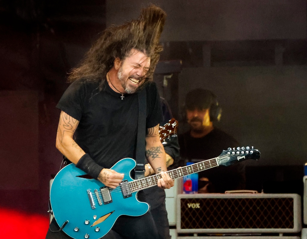 Dave Grohl Makes Surprise Appearance To Perform With ‘80s Rock Legend