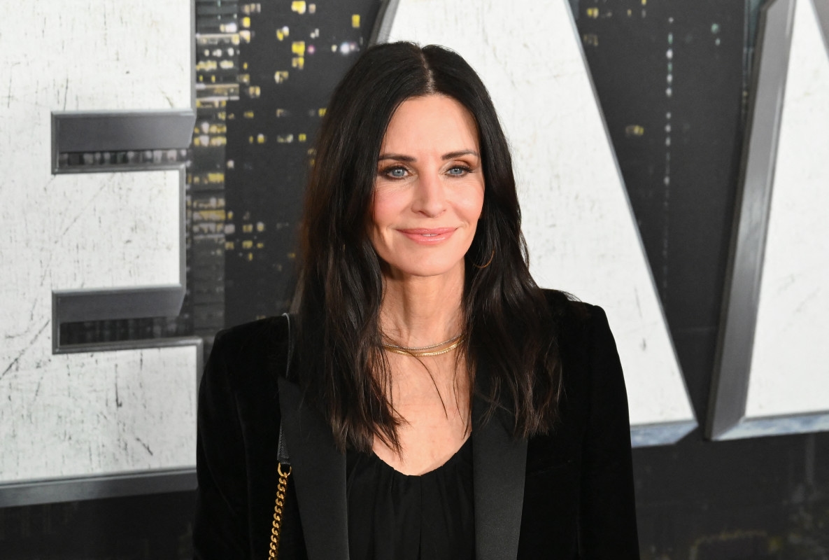 Courteney Cox Looks Almost Unrecognizable In Selfies Following Allergic Reaction