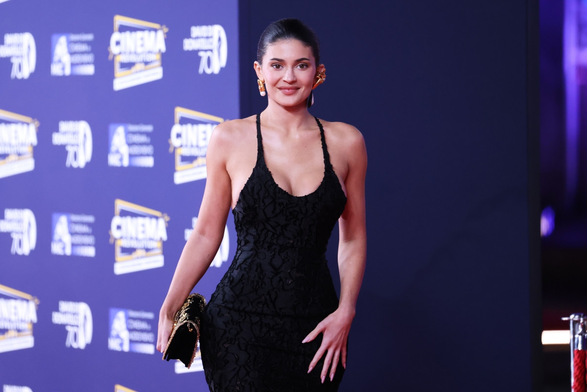 Kylie Jenner Stuns in Sultry Outfit Ahead of Exclusive Release