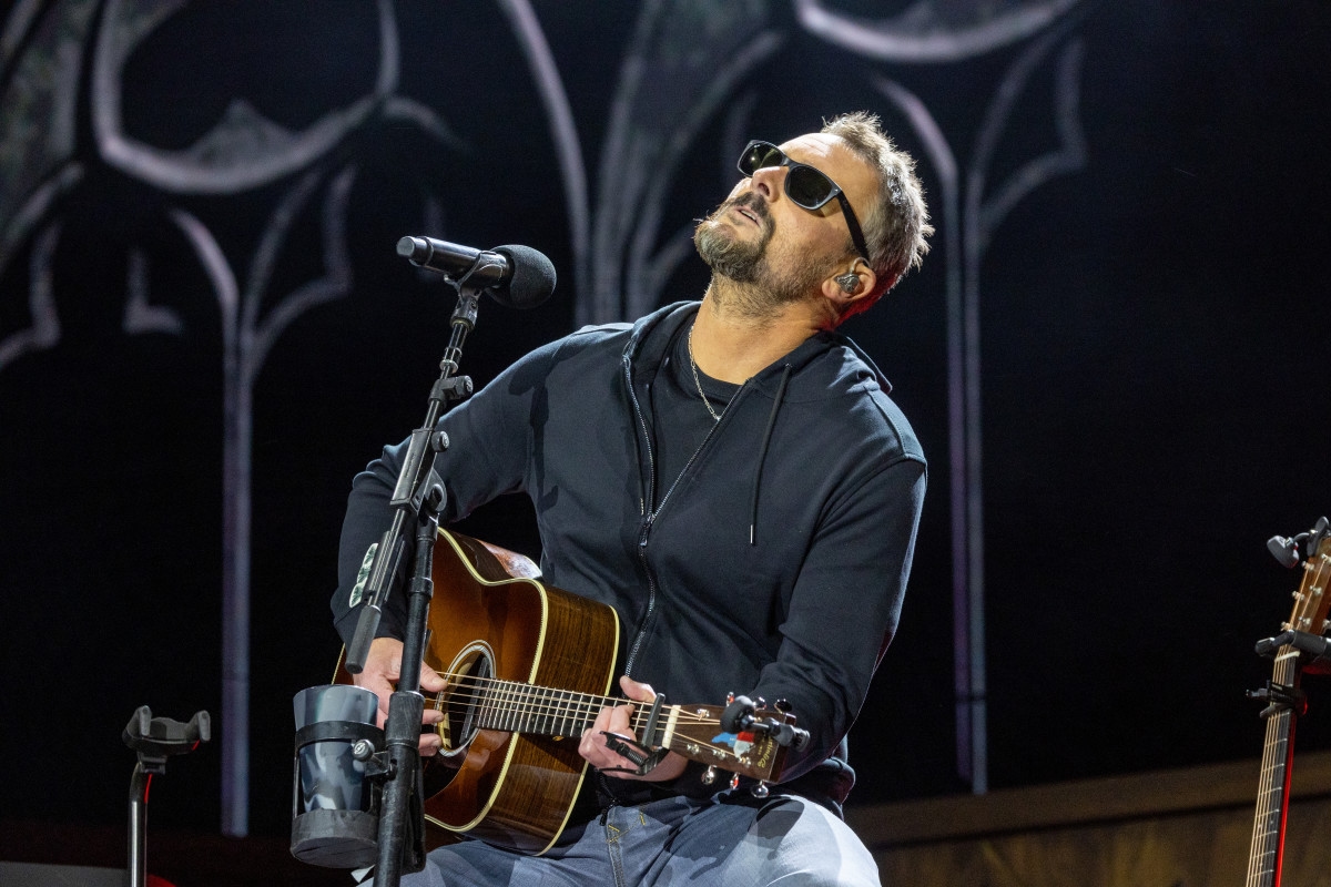 Country Star's Epic Rendition of 'Hallelujah' Leaves Concert Goers Speechless