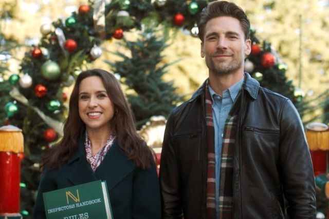 'Queen of Christmas' Lacey Chabert and Andrew Walker to Team Up for a New Hallmark Holiday Movie: 'What a Gift'
