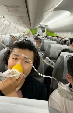 Plane Passenger Writes Farewell Note After Oxygen Masks Drop and Boeing 737 Falls Nearly 26,000 Feet: Reports