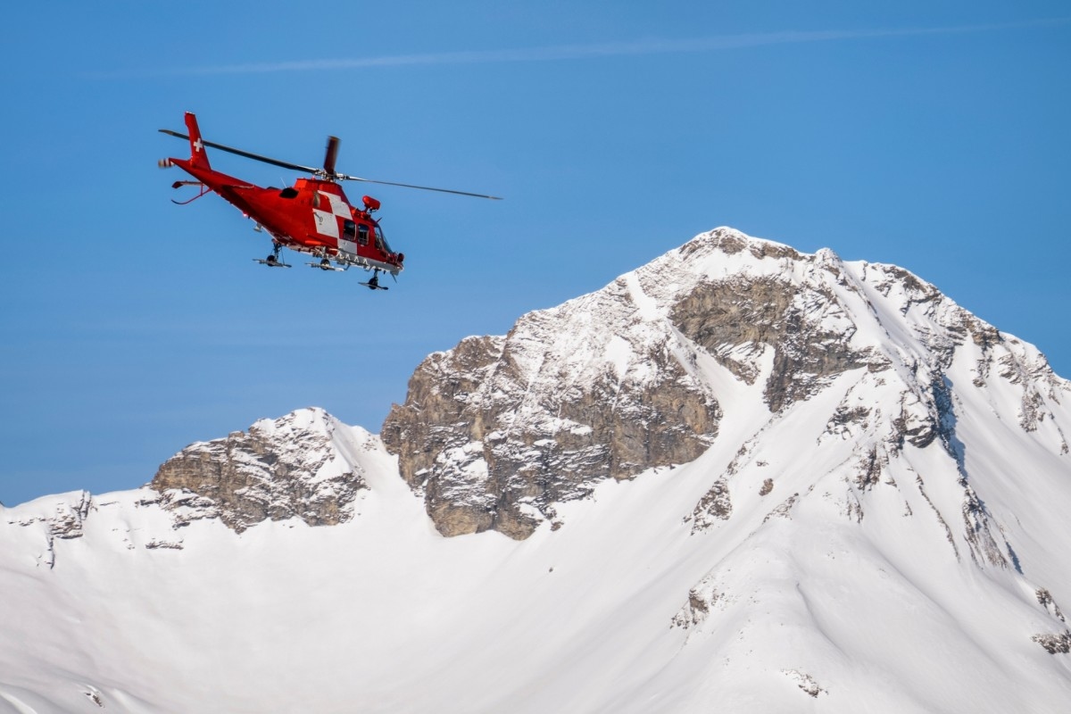 7 Skiers Caught, 2 Killed by Large Avalanche