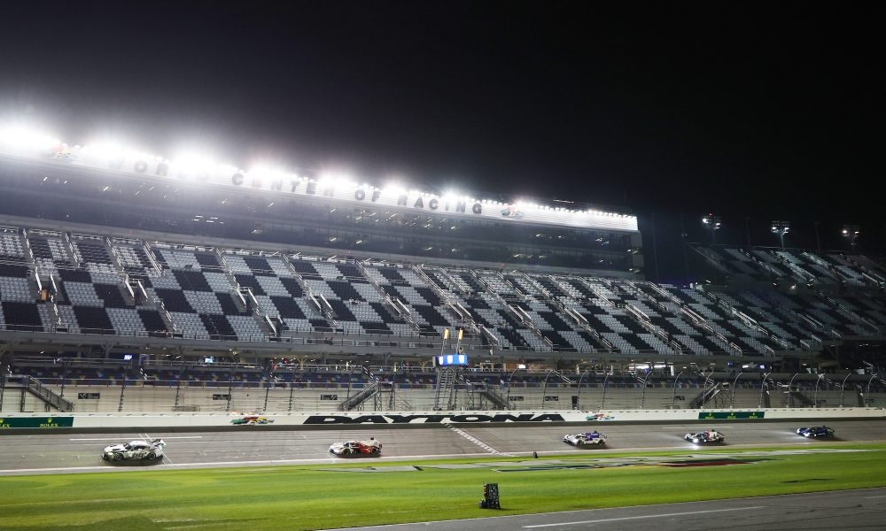 Rolex 24, Hour 16: Penske Porsche pair continue to lead, Winward Racing recovers to head GTD