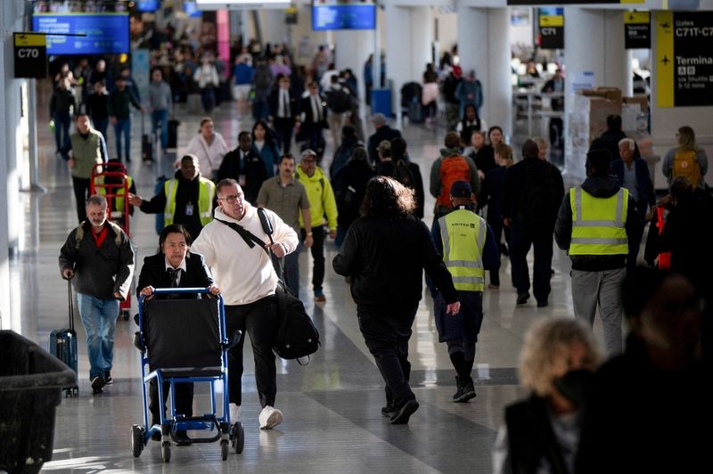 US travel bookings rebound for August, boosting companies' revenue outlook