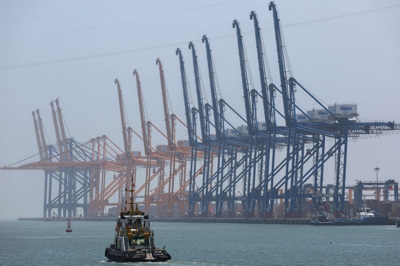 Cut shifts or ramp up output? Vietnam's exporters face dilemma amid tariff chaos