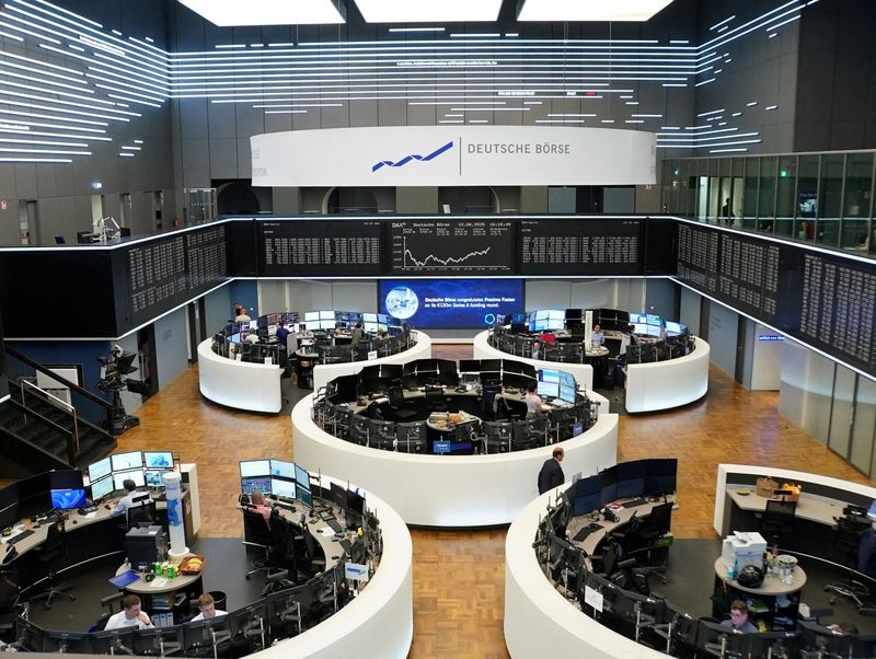 Morning Bid: Euro shrugs at tariffs, but bonds balk