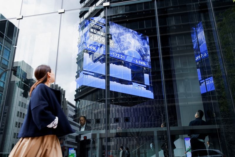 Asian shares rise, dollar weaker as US bill debate lingers; gold jumps