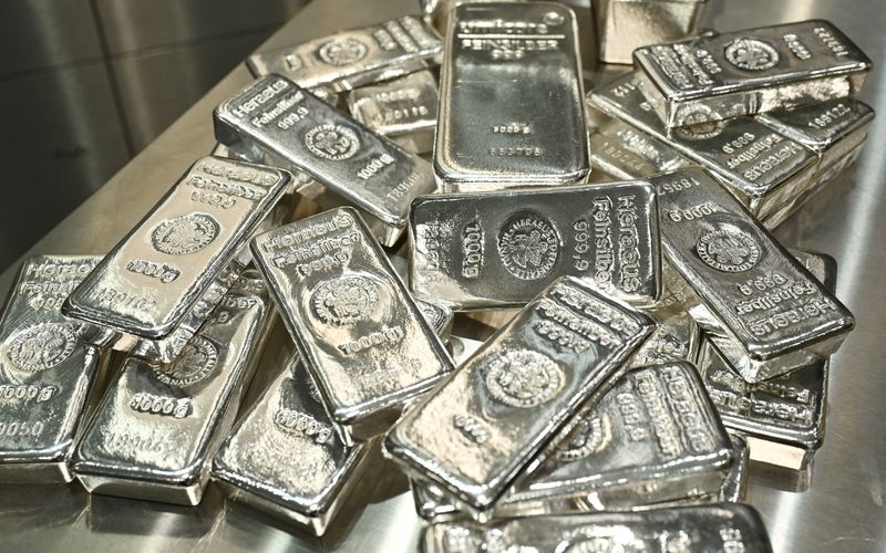 Silver's hot streak gathers pace; market at highest since 2011