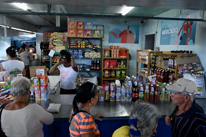 Cuban private sector overtakes state in retail sales value amid economic crisis