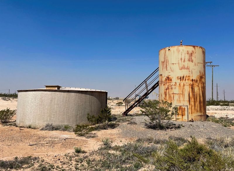 US oil producers face new challenges as top oilfield flags