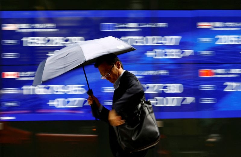 Yen firms as investors gird for political uncertainty