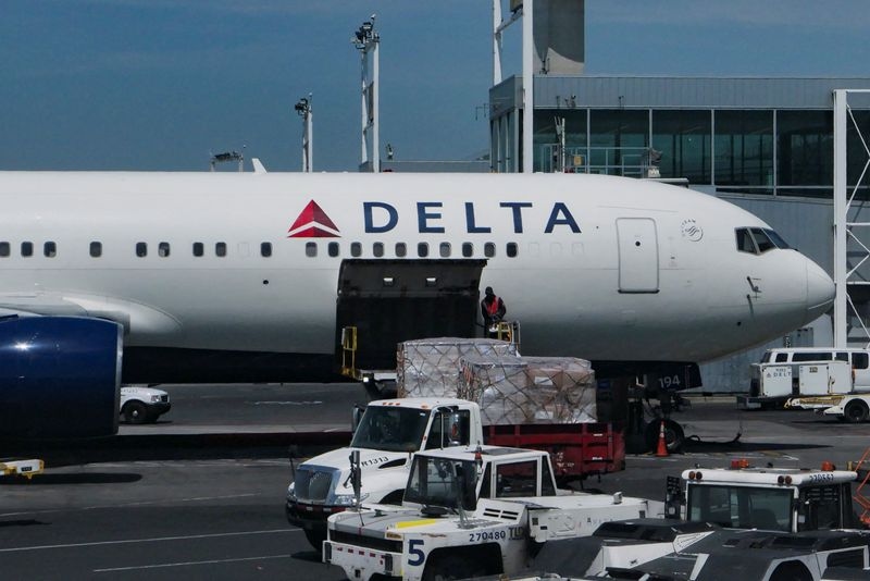 Analysis-US airlines reap rewards from premium travel strategy amid demand slump