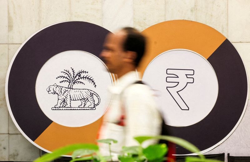 India cenbank sold net $1.66 billion in spot forex market in April, bulletin shows