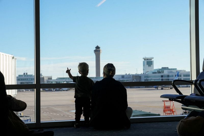 FAA says Denver air traffic briefly lost communications on Monday