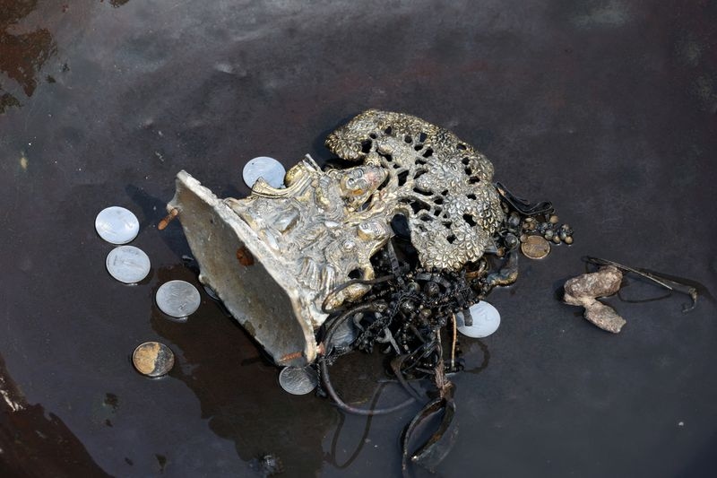India's river divers risk health in search for hidden treasures