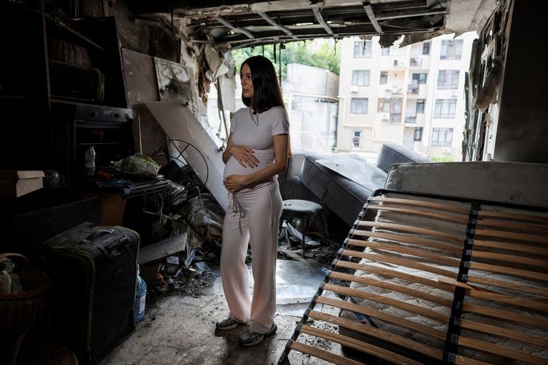 Pregnant in Kyiv, in the wreckage of apartment hit by Russian drone