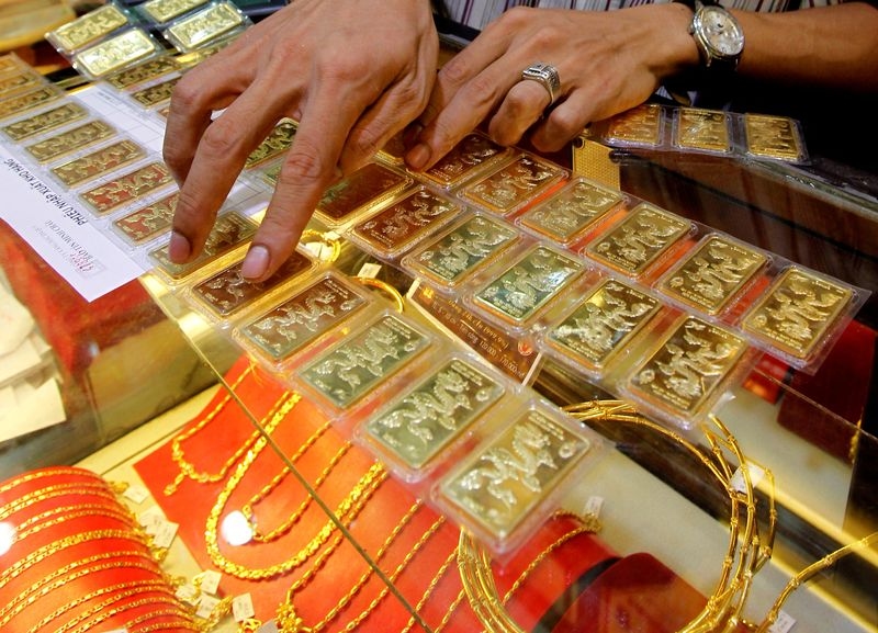 Gold gains on dollar weakness, US jobs data awaited